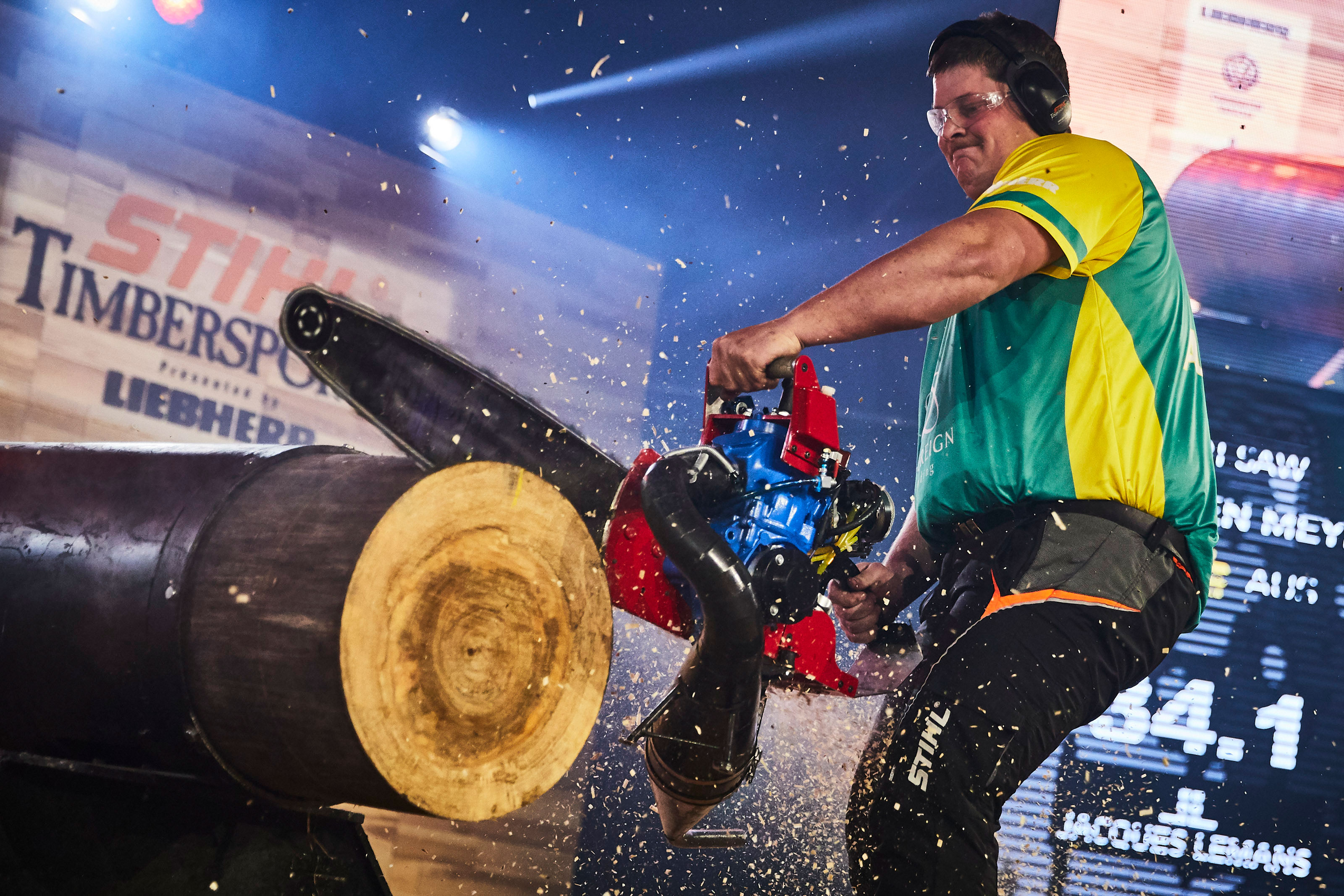Le champion du monde individuel STIHL TIMBERSPORTS® de 2019, l'Australien Brayden Meyer, remporte le titre lors du heat final à la Hot Saw.
