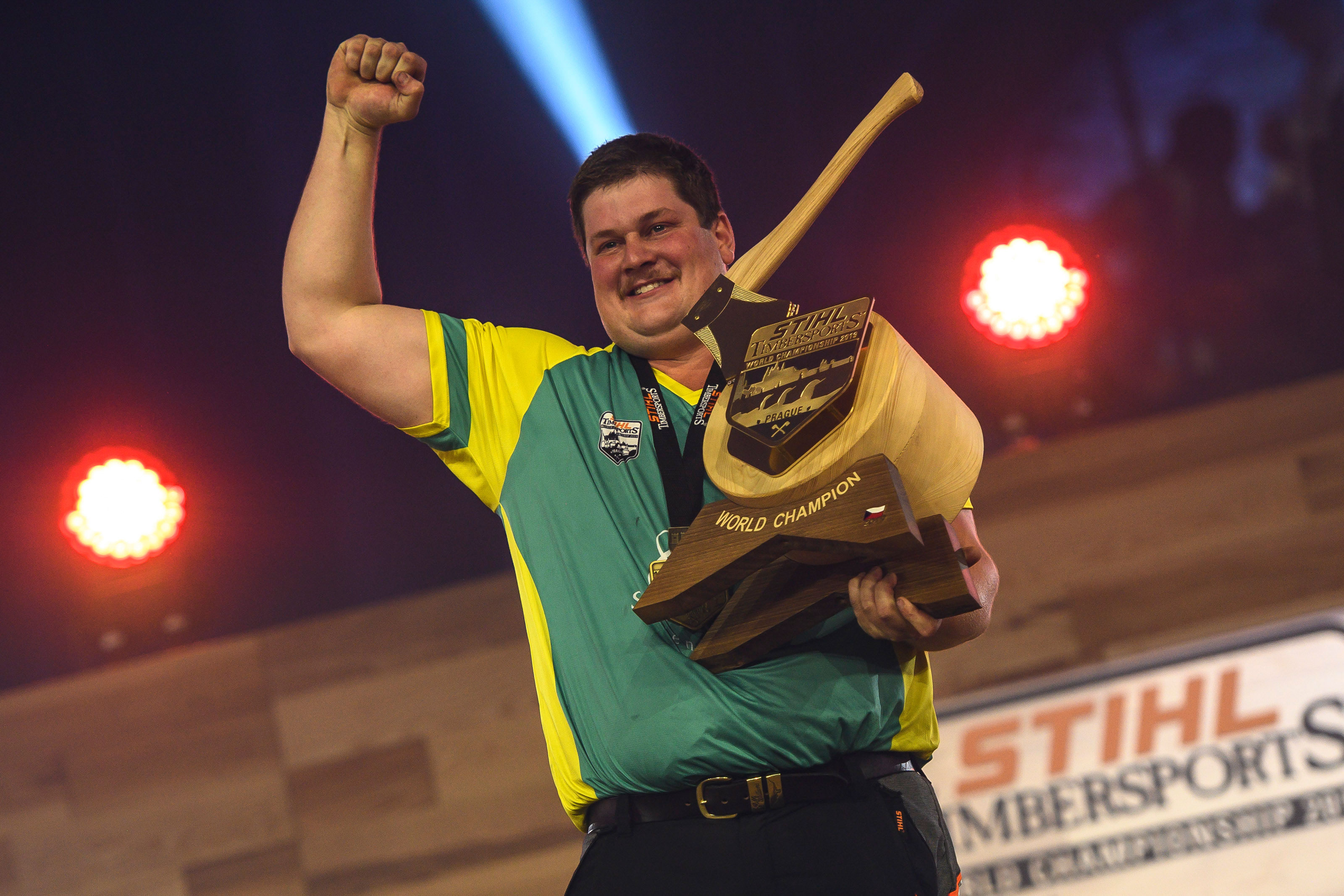 Jason Lentz from the USA wins the 2021 STIHL TIMBERSPORTS® Individual World Championship and lifts the impressive trophy.